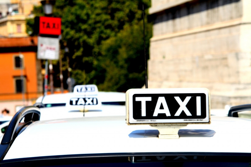 taxis-SIGALE-min_taxi_auto_rome_road_white-1051610